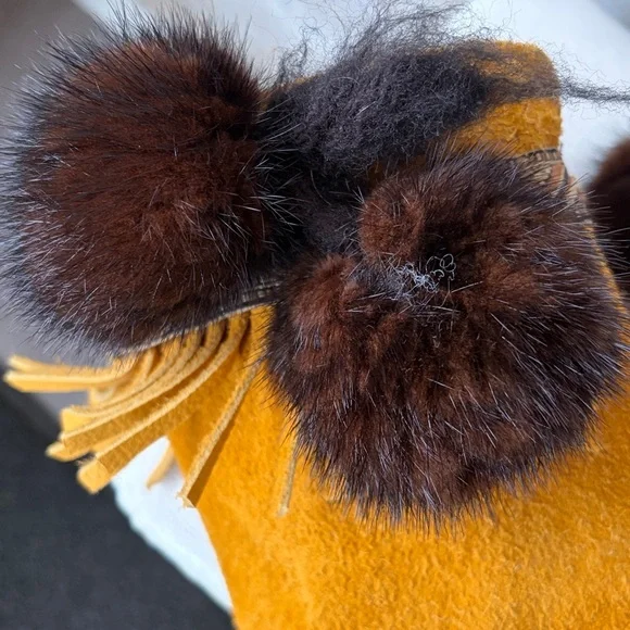 Indigenous Hand Crafted Beaded Bear Paw Fox Moccasins genuine fur pompoms - Picture 7 of 10